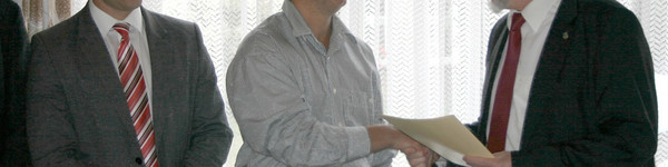 Landrat Dr. Burkhard Schröder überreicht dem Vorsitzenden des SV Eintracht Vieritz, Holger Marks, im Beisein des Bürgermeisters von Milower Land Felix Menzel den Förderbescheid (v.re.).