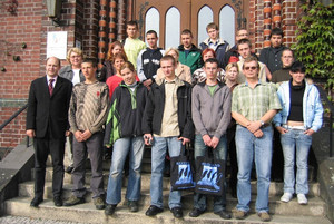 Elke Ball, LEB-Chefin, Roger Lewandowski, Erster Beigeordneter im Landkreis (l.) und die deutsch-polnische Azubigruppe vor dem Kreishaus in Rathenow