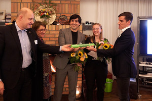 Die beiden Initiatoren des Innovationsbündnisses Havelland, Helga Breuninger und Roger Lewandowski, übergeben den Staffelstab an den nun gewählten Vereinsvorstand. © Uwe Steckhan/ Helga Breuninger Stiftung