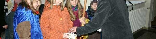 In Vertretung für Landrat Dr. Burkhard Schröder begrüßte der Beigeordnete Jürgen Goulbier die Sternsinger im Kreishaus Rathenow und leistete dabei auch eine Spende.