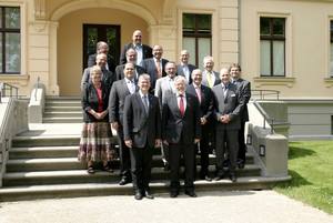 Im Anschluss an die Dienstberatung kamen die Teilnehmer zu einem gemeinsamen Erinnerungsfoto vor dem Schloss Ribbeck zusammen (vorn: Bezirksbürgermeister Helmut Kleebank und Landrat Dr. Burkhard Schröder).