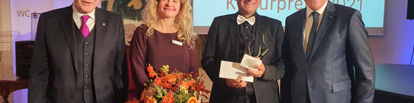 Klick öffnet Artikel, vier Personen