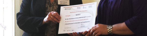 Die Geschäftsführerin des Netzwerkes Zukunft, Sigrid Günther, und Sandra Rosenberg von der Agentur für Arbeit überreichen den Preis in Höhe von 500 Euro für den Arbeitskreis Schule Wirtschaft Havelland.