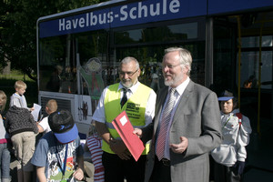 Landrat Dr. Burkhard Schröder (re.) übergab während des Verkehrssicherheitstages Bewilligungsbescheide aus dem 100-Stellen-Programm des Landkreises an Dietmar Kratzsch, Vorsitzender der Verkehrswacht Havelland.
