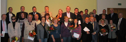 Vertreter der 19 Vereine, die gestern eine Spende der MBS entgegen genommen haben, mit dem Landrat des Landkreises Havelland, Dr. Burkhard Schröder (ganz links), dem MBS-Marktdirektor Havelland, Matthias Kremer (ganz rechts), und dem MBS-Vorstandsmitglied Andreas Fellmann (zweiter von rechts).