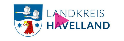 Das Wappen des Landkreises Havelland, darauf ist ein "Play"-Symbol eines Webplayers.