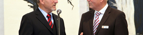 Der Vorsitzende des Kreistages Havelland Jürgen Bigalke (li.) und der Kreispräsident von Rendsburg-Eckernförde Lutz Clefsen eröffneten die Ausstellung.