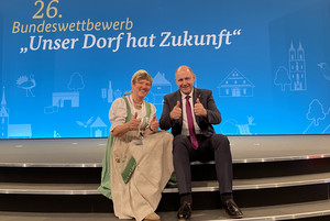 Landrat Roger Lewandowski gemeinsam mit Ortsvorsteherin Gudrun Lewwe, ©Landkreis Havelland