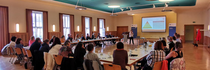 Blick in den Saal, in der die Veranstaltung stattfand - Klick öffnet Bildbetrachter