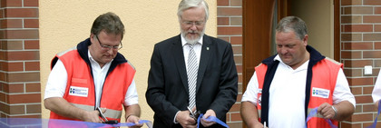 Jörg Grigoleit, Dr. Burkhard Schröder und der technische Einsatzleiter Andreas Büttner zerschnitten das obligatorische Band zur Eröffnung der neuen Rettungswache.