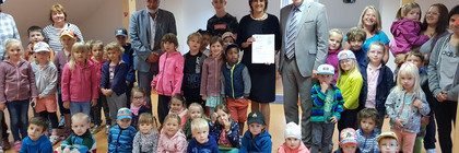 Jugendministerin Britta Ernst und Landrat Roger Lewandowski mit den Kindern der Katholischen Kita in Rathenow