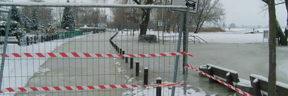 Die Uferpromenade in Semlin wurde bereits wegen der hohen Wasserstände gesperrt.