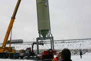 Der erste von zwei Silos wird vom Schwerlasttransport aufgehoben und an seinen endgültigen Standort gehievt.