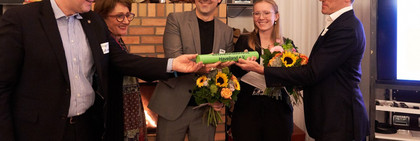 Die beiden Initiatoren des Innovationsbündnisses Havelland, Helga Breuninger und Roger Lewandowski, übergeben den Staffelstab an den nun gewählten Vereinsvorstand. © Uwe Steckhan/ Helga Breuninger Stiftung