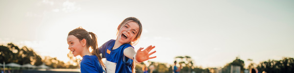 Klick öffnet Bildbetrachter, zwei Mädchen sportlich gekleidet