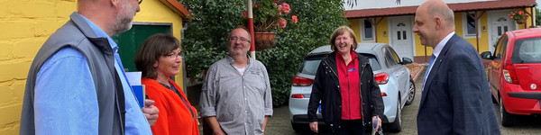 Foto: Mit Amtsdirektor Jens Aasmann (links) besuchte Landrat Roger Lewandowski (rechts) unter anderem die Kreativoase in Gülpe. © Landkreis Havelland
