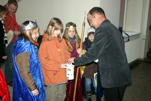 In Vertretung für Landrat Dr. Burkhard Schröder begrüßte der Beigeordnete Jürgen Goulbier die Sternsinger im Kreishaus Rathenow und leistete dabei auch eine Spende.