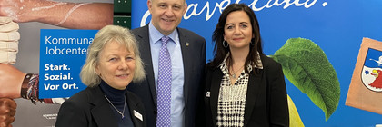 Landrat Roger Lewandowski, hier am Stand der Kreisverwaltung Havelland, bei seinem Rundgang auf der Börse für Ausbildung und Studium 2020.