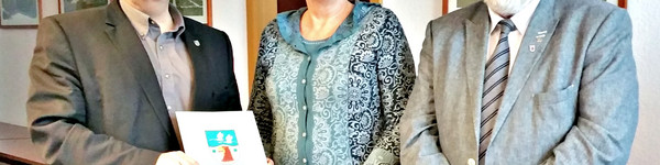 Die Leiterin des Frauenhauses, Catrin Seeger (Mitte), zusammen mit Sozialdezernent Wolfgang Gall und Bürgermeister der Stadt Rathenow, Ronald Seeger.