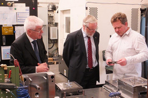 EBK Rathenower Feinguss GmbH & Co KG: Jens Krüger, ehemaliger Geschäftsführer, Landrat Dr. Burkhard Schröder, Geschäftsführer Torsten Falke (v.l.)