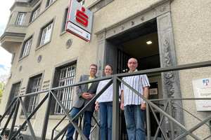 Drei Personen stehen auf der neuen Rampe vor der MBS-Filiale in Nauen - Bild öffnet sich im Bildbetrachterfenster.