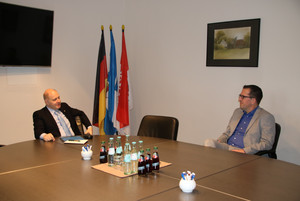 Landrat Lewandowski und Bürgermeister Richter sitzen an einem Tisch.