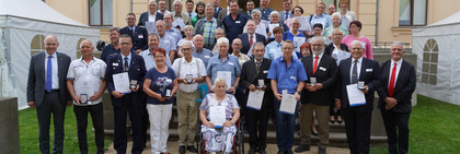 Die Preisträger stehen gemeinsam auf einer Treppe - Klick öffnet Bildbetrachter