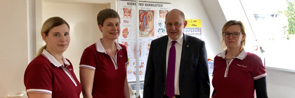 Übergabe eines Zuwendungsbescheides an Frau Dr. Jacobi „Rheumapraxis an der Havel“