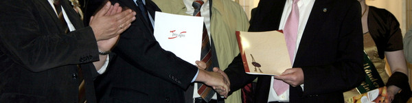 Dr. Burkhard Schröder (re.) überreicht Dr. Gerd Lehmann (2. v. li.) im Beisein von Ministerpräsident Matthias Platzeck und Minister Jörg Vogelsänger die Abtretungsurkunde für Geschäftsanteile an der MAFZ GmbH.