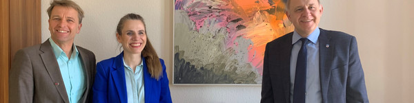 Klick öffnet Bildbetrachter; drei Personen vor einem modernen Gemälde