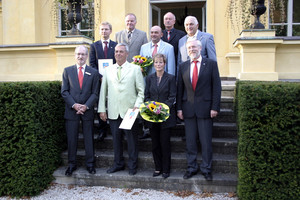 Landrat Dr. Burkhard Schröder (v.re.) und MBS-Marktdirektor Jürgen Tschirch (v.li.) mit den Preisträgern des diesjährigen Wirtschaftsförderpreises des Landkreises Havelland.