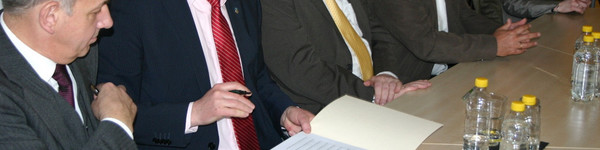 Gemeinsam mit den Bürgermeistern unterzeichnete Landrat Dr. Burkhard Schröder die Absichtserklärung zur Bildung einer Kommunalen Arbeitsgemeinschaft.