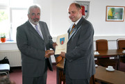 Roger Lewandowski (re.), Erster Beigeordneter der Kreisverwaltung Havelland, überreicht dem Rathenower Bürgermeister Ronald Seeger die Förderbescheide aus dem Schulkleininvestitionsprogramm.