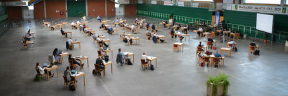 Blick von oben in die Brandenburghalle, wo die Kreistagsabgeordneten auf ihren Plätzen sitzen.