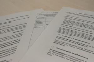 Das Bild zeigt die zwei neuen Allgemeinverfügungen des Landkreises Havelland auf einem Tisch liegend.