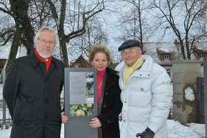 Landrat Dr. Burkhard Schröder mit Ingrid Bargel und Werner Bader bei der Einweihung der Stele (v.l.)