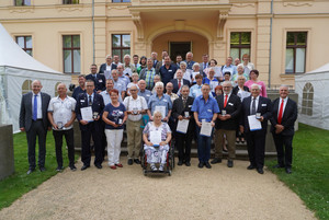 Die Preisträger stehen gemeinsam auf einer Treppe - Klick öffnet Bildbetrachter
