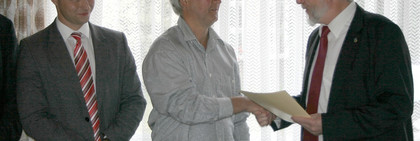 Landrat Dr. Burkhard Schröder überreicht dem Vorsitzenden des SV Eintracht Vieritz, Holger Marks, im Beisein des Bürgermeisters von Milower Land Felix Menzel den Förderbescheid (v.re.).