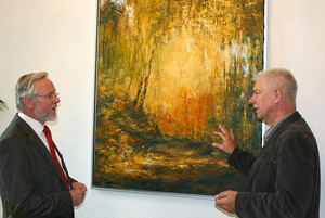 Michael Student (re.) zeigt <br /> Landrat Dr. Burkhard Schröder sein Werk