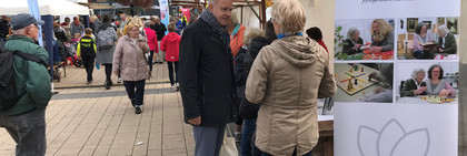 Blick auf einen Marktstand beim Tag der Vereine 2022 - Klick öffnet Bildbetrachter