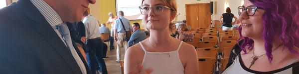 Auch Rike Timme und Denise Jäkel vom Kinder-Jugendparlament Rathenow waren zur Präsentation gekommen. Sie hatten zuvor schon stellvertretend für die Rathenower Schülerschaft ihre Wünsche und Ideen für das Buskonzept abgegeben.