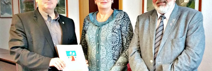 Die Leiterin des Frauenhauses, Catrin Seeger (Mitte), zusammen mit Sozialdezernent Wolfgang Gall und Bürgermeister der Stadt Rathenow, Ronald Seeger.