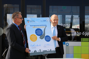 Landrat Roger Lewandowski (rechts) und Havelbus-Geschäftsführer Mathias Köhler nach der symbolischen Vertragsunterzeichnung zum Firmenticket.
