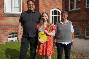 Lehrer Ronny Besançon, Schülerin Lotte Pelzer und Amtsärztin Anna Müller stehen nebeneinander vor dem Gesundheitsamt in Rathenow - Klick öffnet den Bildbetrachter