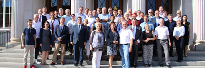 Die Mitglieder des neuen Kreistages bei einem gemeinsamen Gruppenfoto vor dem Rathenower Kulturzentrum.