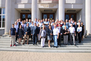 Die Mitglieder des neuen Kreistages bei einem gemeinsamen Gruppenfoto vor dem Rathenower Kulturzentrum.