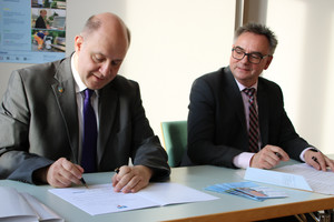 Landrat Roger Lewandowski und Mathias Köhler, Geschäftsführer von Havelbus, unterzeichnen die Unterstützungserklärung zum Maerker, ©Landkreis Havelland