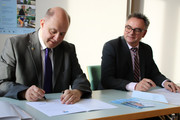 Landrat Roger Lewandowski und Mathias Köhler, Geschäftsführer von Havelbus, unterzeichnen die Unterstützungserklärung zum Maerker, ©Landkreis Havelland