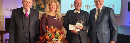 Klick öffnet Artikel, vier Personen