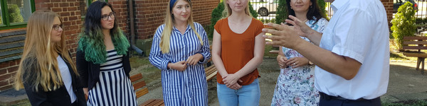 Landrat (rechts im Bild) im Gespräch mit den Azubis aus Siegen-Wittgenstein, Julia Grün und Celine Krämer, ihren Patinnen Alice Babi und Anna Pollack sowie Ausbildungsleiterin Susanne Klaus (v.l.), © Landkreis Havelland